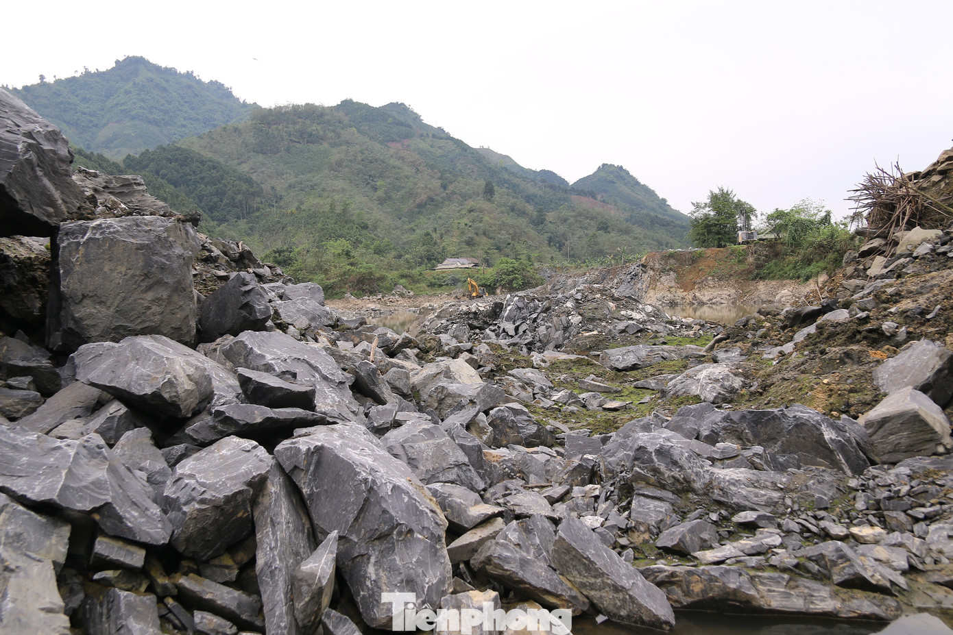 Hiện cơ quan chức năng đang điều tra, làm rõ những sai phạm liên quan đến việc nổ mìn tại mỏ đá của Công ty CP Xi măng Yên Bình. Hiện cơ quan chức năng đang điều tra, làm rõ những sai phạm liên quan đến việc nổ mìn tại mỏ đá của Công ty CP Xi măng Yên Bình.