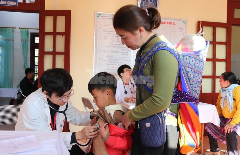 Người dân nghèo ở xã Tả Van Chư được khám và phát thuốc miễn phí.