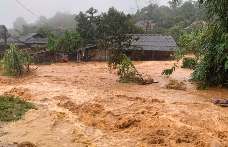 Ban Chỉ huy PCTT&amp;TKCN các cấp huyện Vân Hồ chỉ đạo, huy động các lực lượng và phương tiện theo phương châm “4 tại chỗ” hỗ trợ nhân dân khắc phục hậu quả; di chuyển người và tài sản ra khỏi khu vực có nguy cơ lũ quét, sạt lở đất đến nơi an toàn. Đồng thời, chỉ đạo các xã tổng hợp thống kê thiệt hại báo cáo UBND huyện.