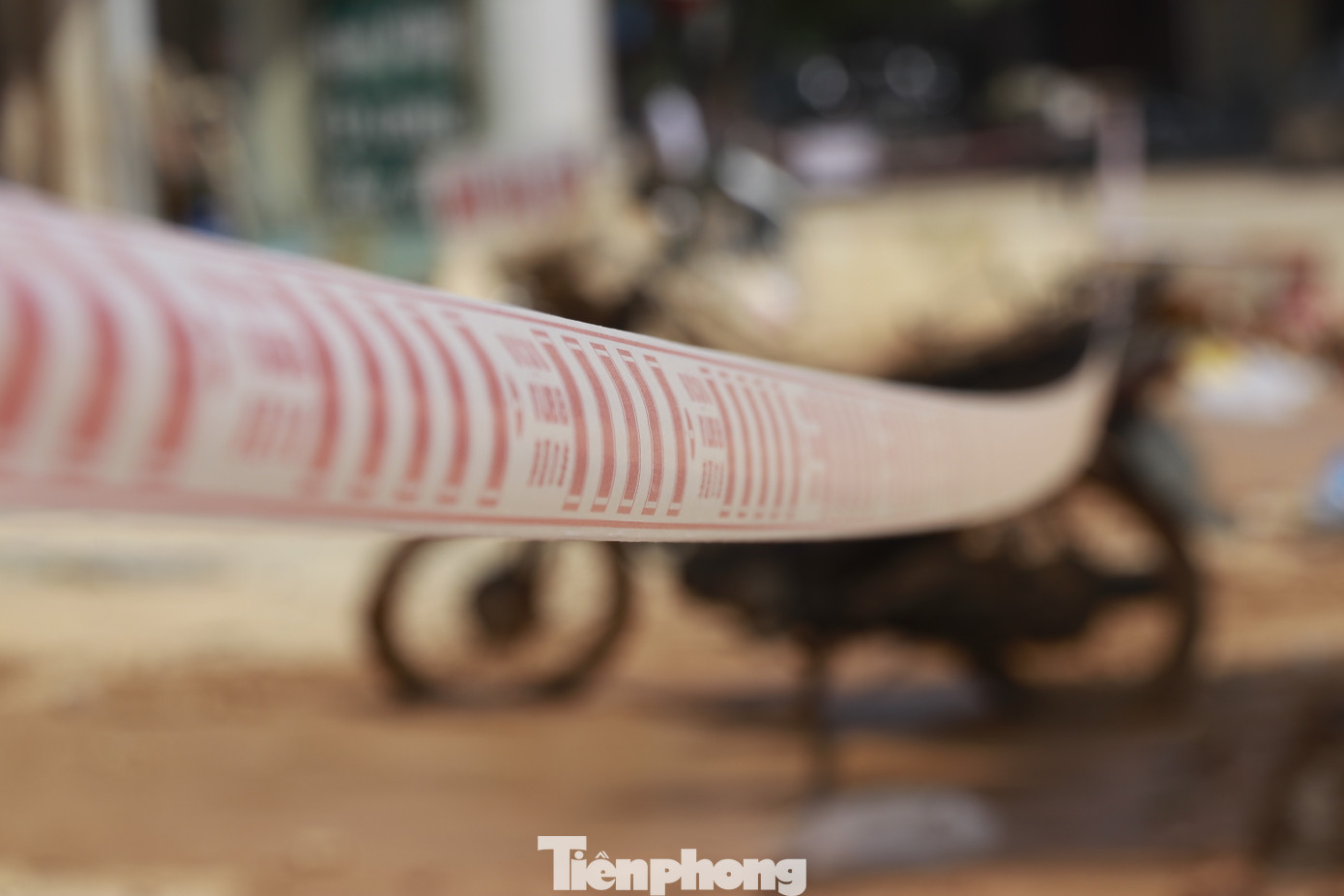 Đến ngày 16/9, tỉnh Yên Bái đã phải di dời khẩn cấp 193 ngôi nhà. Di dời hơn 1.600 ngôi nhà do sạt lở, taluy ảnh hưởng. Trên ảnh là khu vực đường Điện Biên, thành phố Yên Bái, cả hàng dài dây căng, biển báo khu vực nguy hiểm có nguy cơ sạt lở.