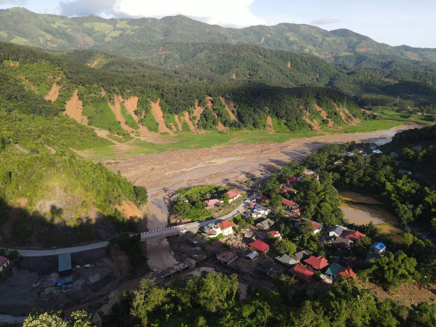 Tin Tốc là bản đồng bào dân tộc Khơ Mú sinh sống, có 75 hộ, hơn 300 nhân khẩu. Sau trận lũ quét xảy ra rạng sáng ngày 25/7 tại xã Mường Pồn (huyện Điện Biên, tỉnh Điện Biên), may mắn bản không có thiệt hại về người. Nhưng hiện nay giao thông bị chia cắt cục bộ, người dân không điện, thiếu nước sạch và các nhu yếu phẩm. Tin Tốc là bản đồng bào dân tộc Khơ Mú sinh sống, có 75 hộ, hơn 300 nhân khẩu. Sau trận lũ quét xảy ra rạng sáng ngày 25/7 tại xã Mường Pồn (huyện Điện Biên, tỉnh Điện Biên), may mắn bản không có thiệt hại về người. Nhưng hiện nay giao thông bị chia cắt cục bộ, người dân không điện, thiếu nước sạch và các nhu yếu phẩm.