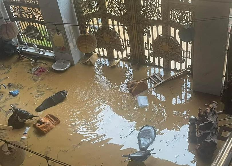 Nhiều tài sản của người dân bị ngập sâu trong nước.