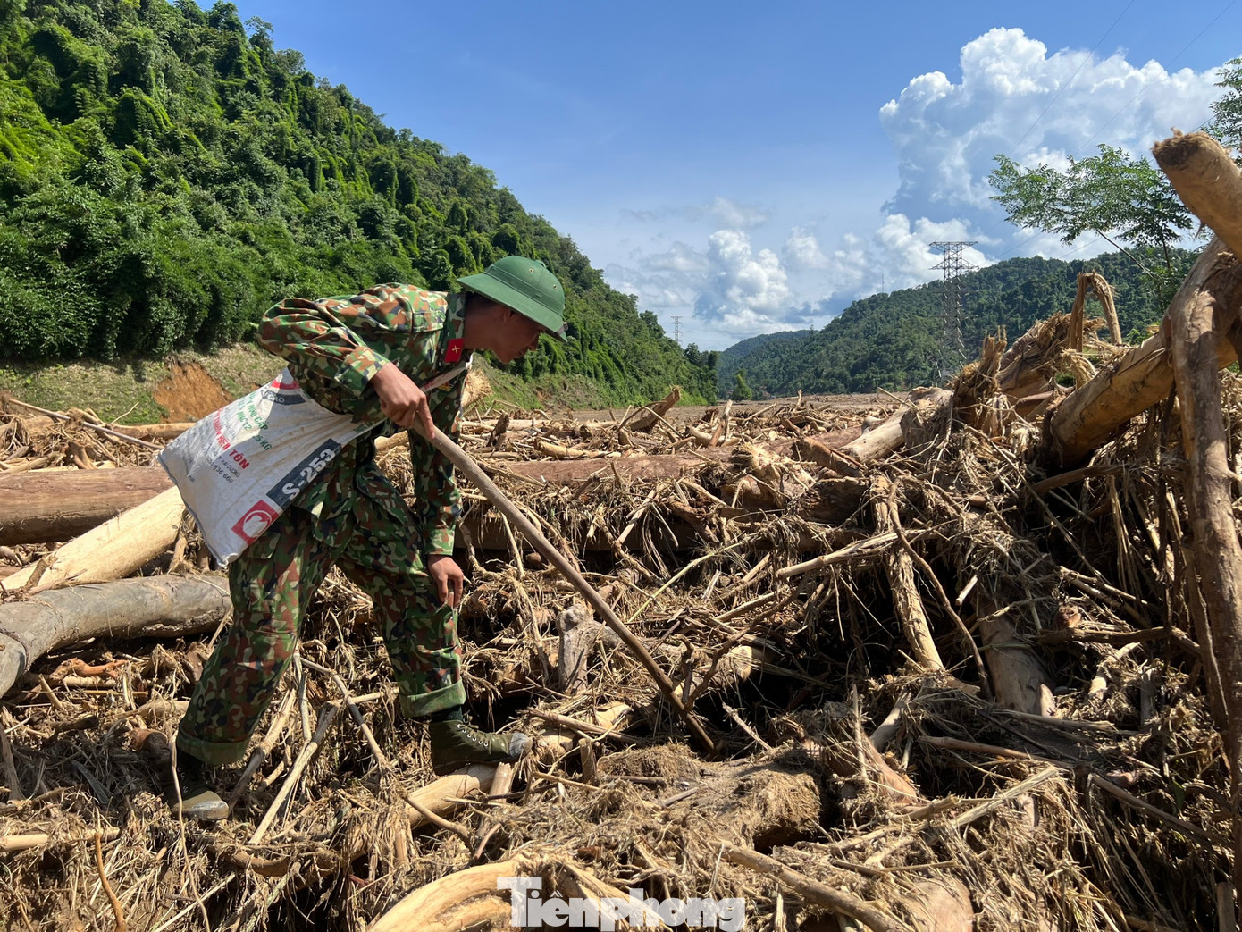 Tuy nhiên, do khối lượng bùn đất rất lớn, diện tích đất đá vùi lấp rất rộng, cộng với điều kiện địa hình phức tạp nên ảnh hưởng đến việc tìm kiếm các nạn nhân mất tích.