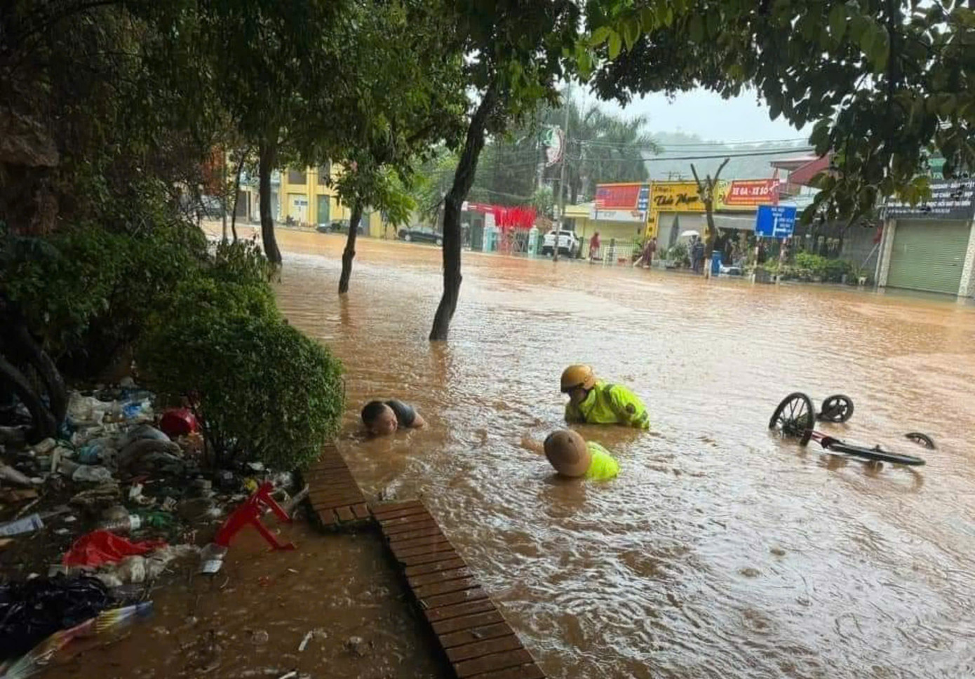 Hiện nay đang ngập lụt các tuyến đường, các khu dân cư ở thị trấn là chủ yếu; còn các tuyến đường xã đang sạt lở đất, một số hộ dân bị đất đá sạt vào nhà gây ảnh hưởng. Về nông nghiệp, nhiều khu ruộng bị ngập.
