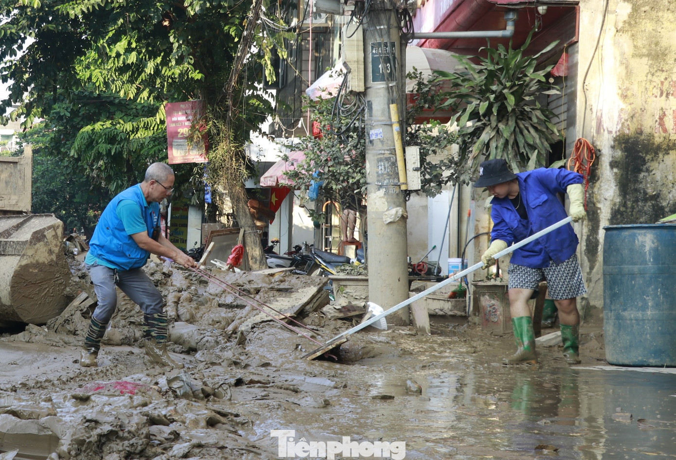 Sau những ngày nước rút, trên địa bàn thành phố Yên Bái nhiều tuyến phố vẫn ngổn ngang bùn đất, rác thải. Công việc dọn dẹp, vệ sinh đang rất khó khăn do thiếu thốn nguồn nhân lực, vật lực.