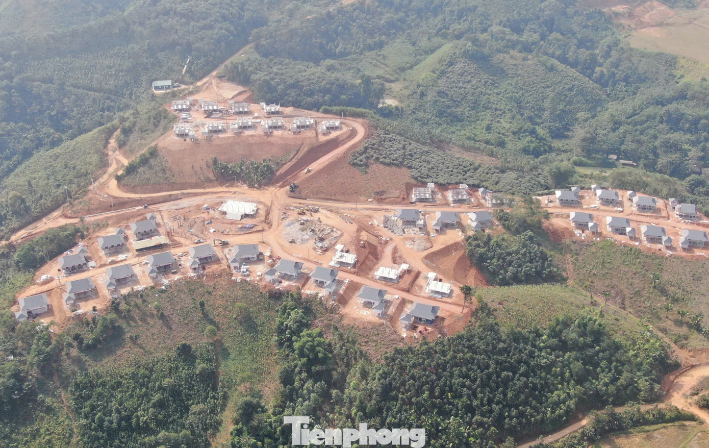 Khu tái định cư Làng Nủ nằm trên đồi Sim, cách làng cũ chừng 2 km, có diện tích khoảng 10ha, sắp xếp 40 căn nhà 2 tầng thiết kế theo kiểu nhà sàn truyền thống của bà con nơi đây với diện tích sử dụng khoảng 1.000m2 cho mỗi căn.