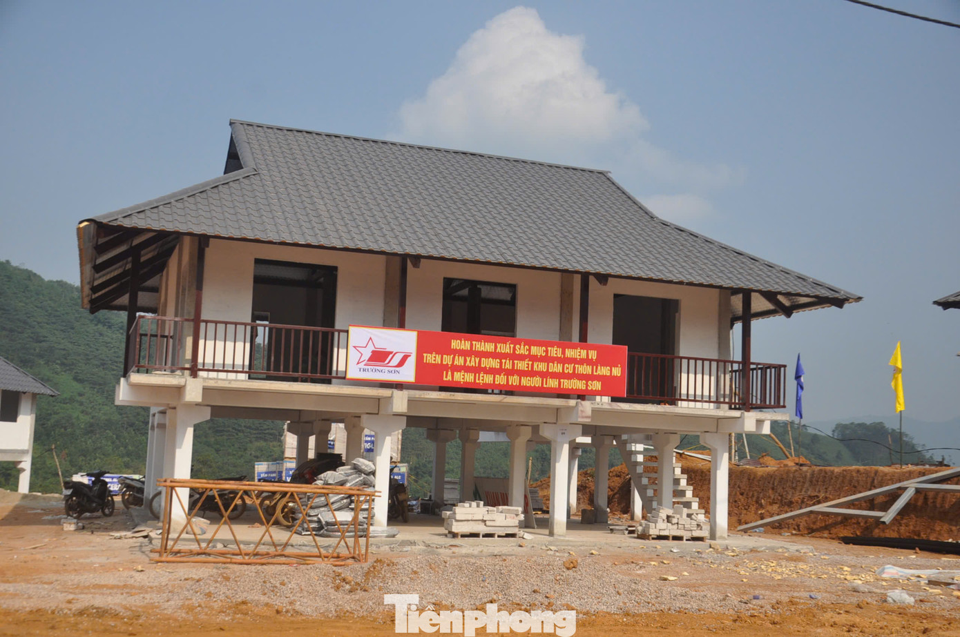 Dự kiến, hạng mục nhà ở sẽ hoàn thiện phần mái trước ngày 2/12; hạng mục đường giao thông, thoát nước hoàn thiện trước 18/12; nhà cộng đồng triển khai phần móng xong trước 18/11; hạng mục trường học xong trong tháng 12/2024.