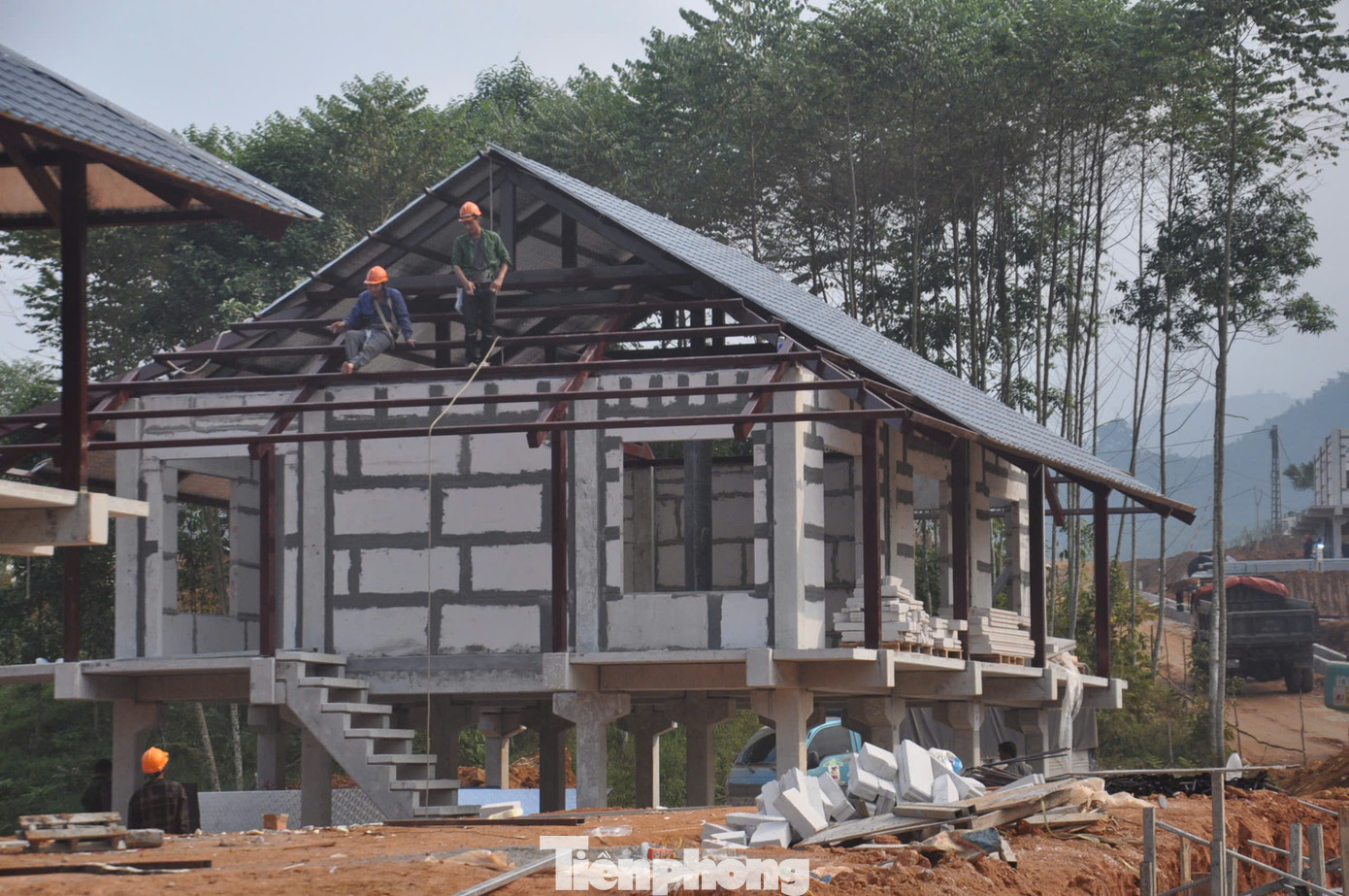 Trên công trường, hàng trăm công nhân lao động miệt mài lắp ráp khung nhà, mái nhà, sàn vách... để sớm hoàn thiện bàn giao cho người dân vào nơi ở mới sớm nhất.