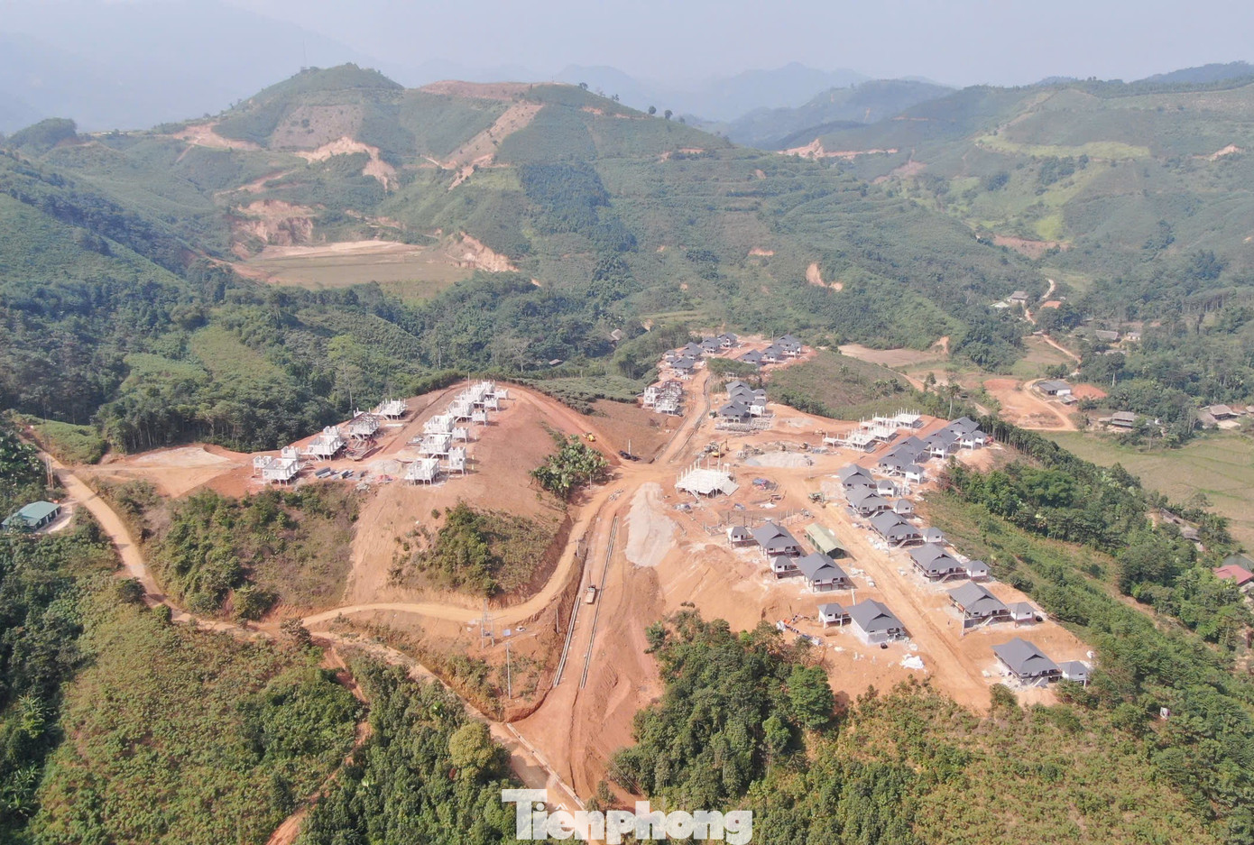 Khu tái định cư Làng Nủ nằm trên đồi Sim, cách làng cũ chừng 2 km, có diện tích khoảng 10ha, sắp xếp 40 căn nhà 2 tầng thiết kế theo kiểu nhà sàn truyền thống của bà con nơi đây với diện tích sử dụng khoảng 1.000m2 cho mỗi căn.