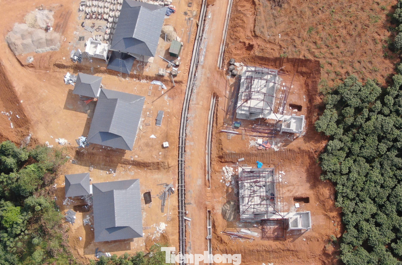 Ông Phạm Thái Quân, tư vấn giám sát trưởng công trường xây dựng Khu tái định cư Làng Nủ cho biết, đến nay, đơn vị thi công đã lợp mái 21/40 căn; lắp cấu kiện sàn 39/40 căn; lắp tường 29/40 căn; lắp vì kèo, xà gồ, thép mái 26/40 căn; sơn lót nhà 20/40 căn; hệ thống đường giao thông đã đổ bê tông rãnh dọc được 250 mét/2.100 mét; mặt đường dài 1.100 mét đã được đào đắp chỉ chờ để đổ bê tông nhựa.