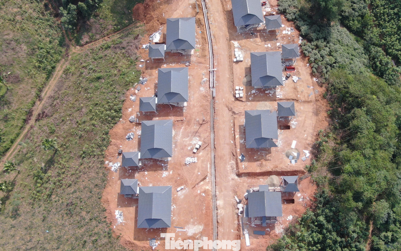 Những ngày giữa tháng 11, theo ghi nhận của phóng viên, những ngôi nhà sàn bằng bê tông đầu tiên tại Khu tái định cư Làng Nủ đã được hoàn thiện.