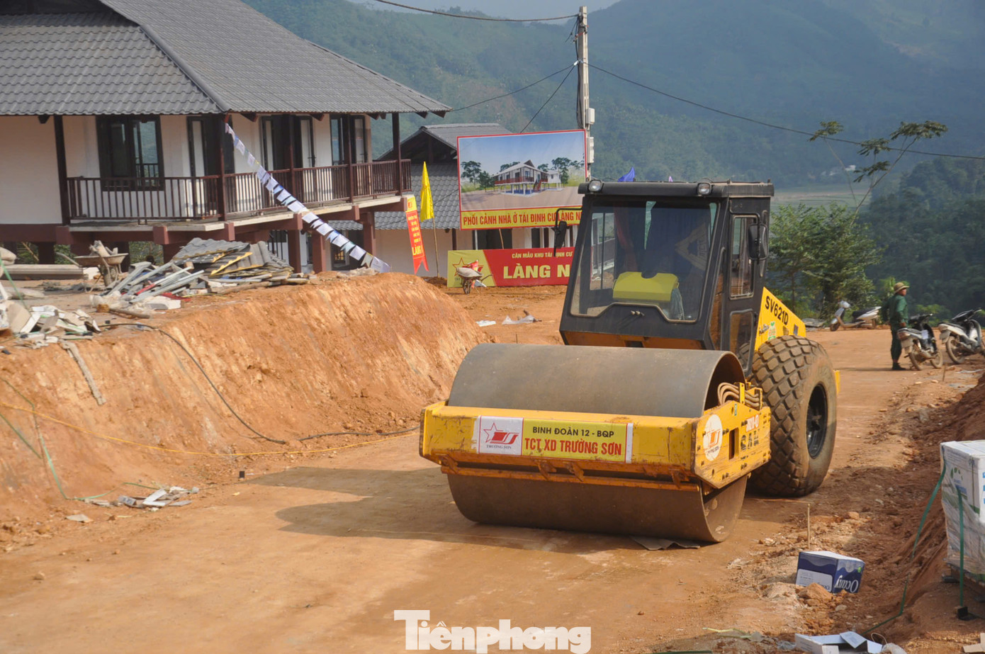 Các phương tiện máy móc, trang thiết bị được các nhà thầu thi công huy động tập trung đẩy nhanh tiến độ.