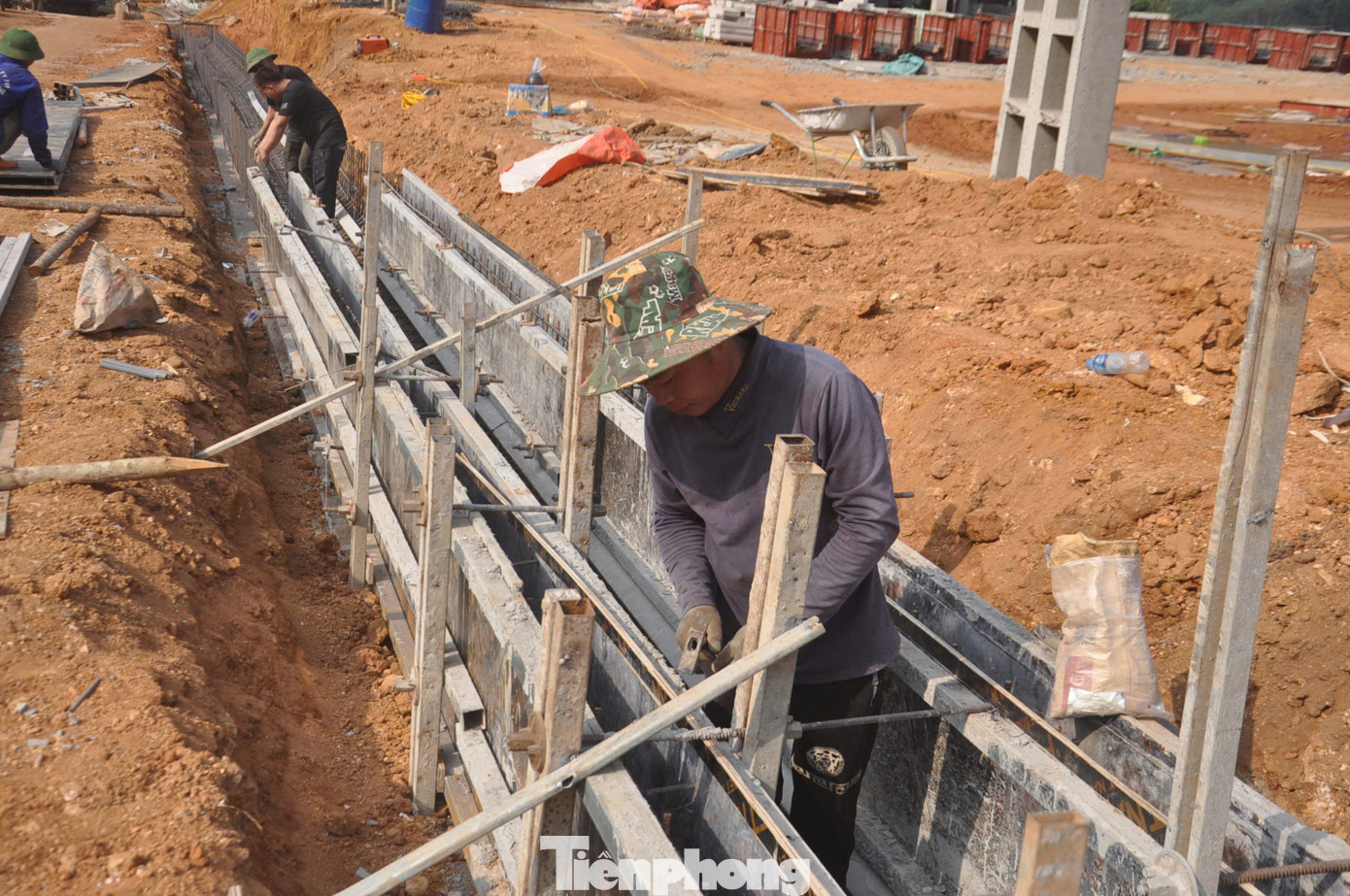 Các phương tiện máy móc, trang thiết bị được các nhà thầu thi công huy động tập trung đẩy nhanh tiến độ.