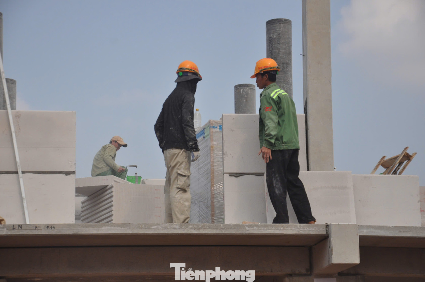 Các cấu kiện được đúc sẵn, được vận chuyển đến công trường để lắp đặt thành khung nhà sàn hoàn chỉnh.