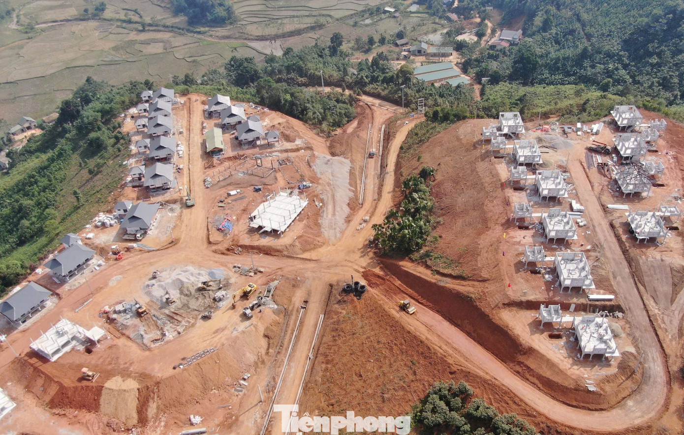 Những ngày giữa tháng 11, theo ghi nhận của phóng viên, những ngôi nhà sàn bằng bê tông đầu tiên tại Khu tái định cư Làng Nủ đã được hoàn thiện.