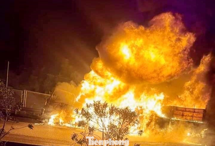 Vụ cháy khiến giao thông trên cao tốc Nội Bài - Lào Cai, hướng Lào Cai đi Hà Nội tắc nghẽn cục bộ.