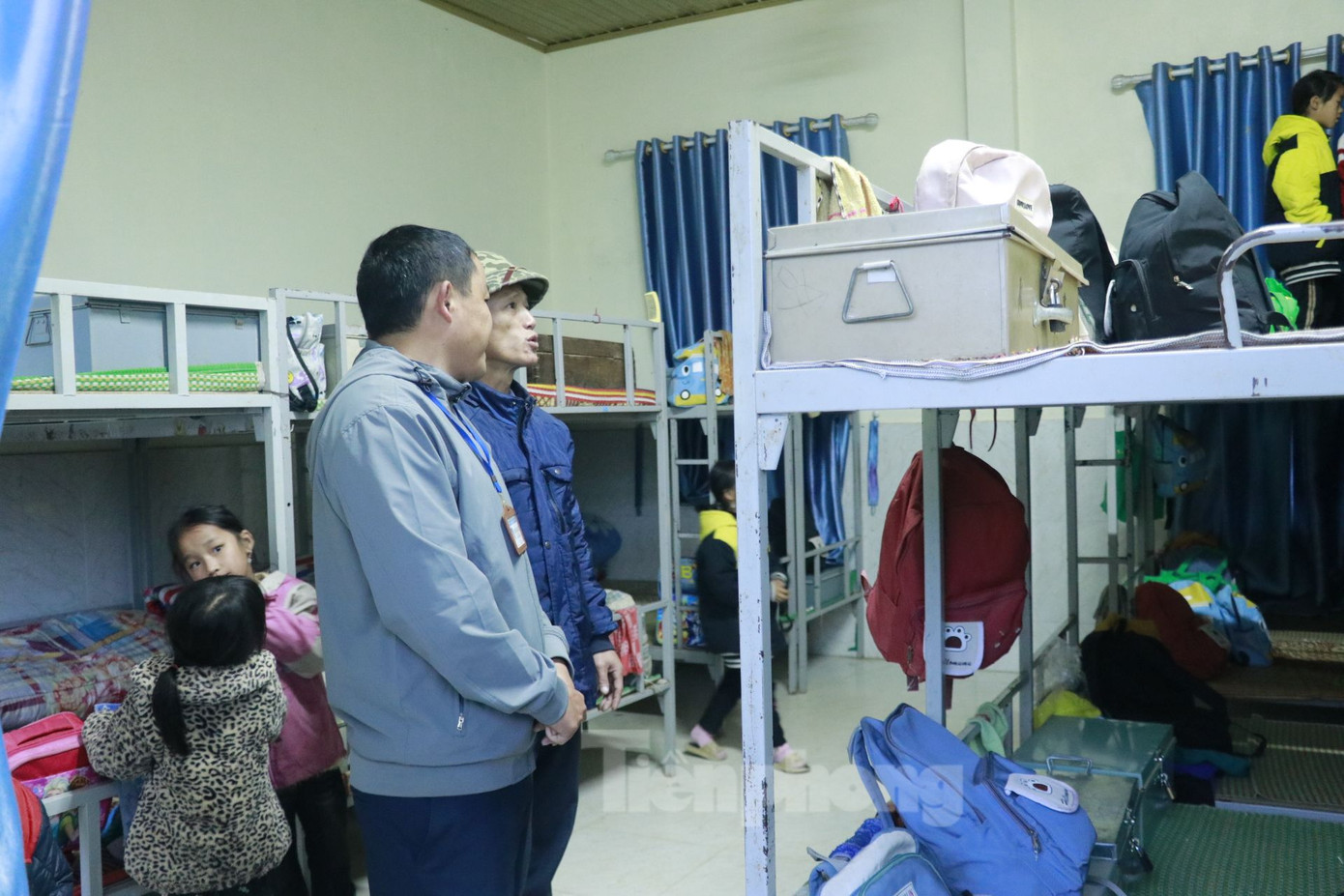 Ngoài ra, do phần lớn các em học sinh theo hệ bán trú, nhà trường bổ sung thêm chăn, đệm, áo khoác cho các em giữ nhiệt.