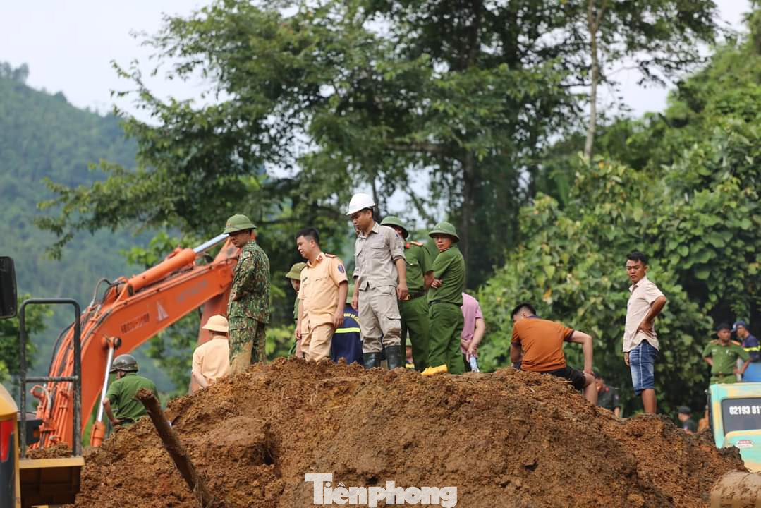 Lực lượng chức năng huy động 4 máy xúc để san gạt đất, tìm kiếm nạn nhân bị mất tích. Lực lượng chức năng huy động 4 máy xúc để san gạt đất, tìm kiếm nạn nhân bị mất tích.