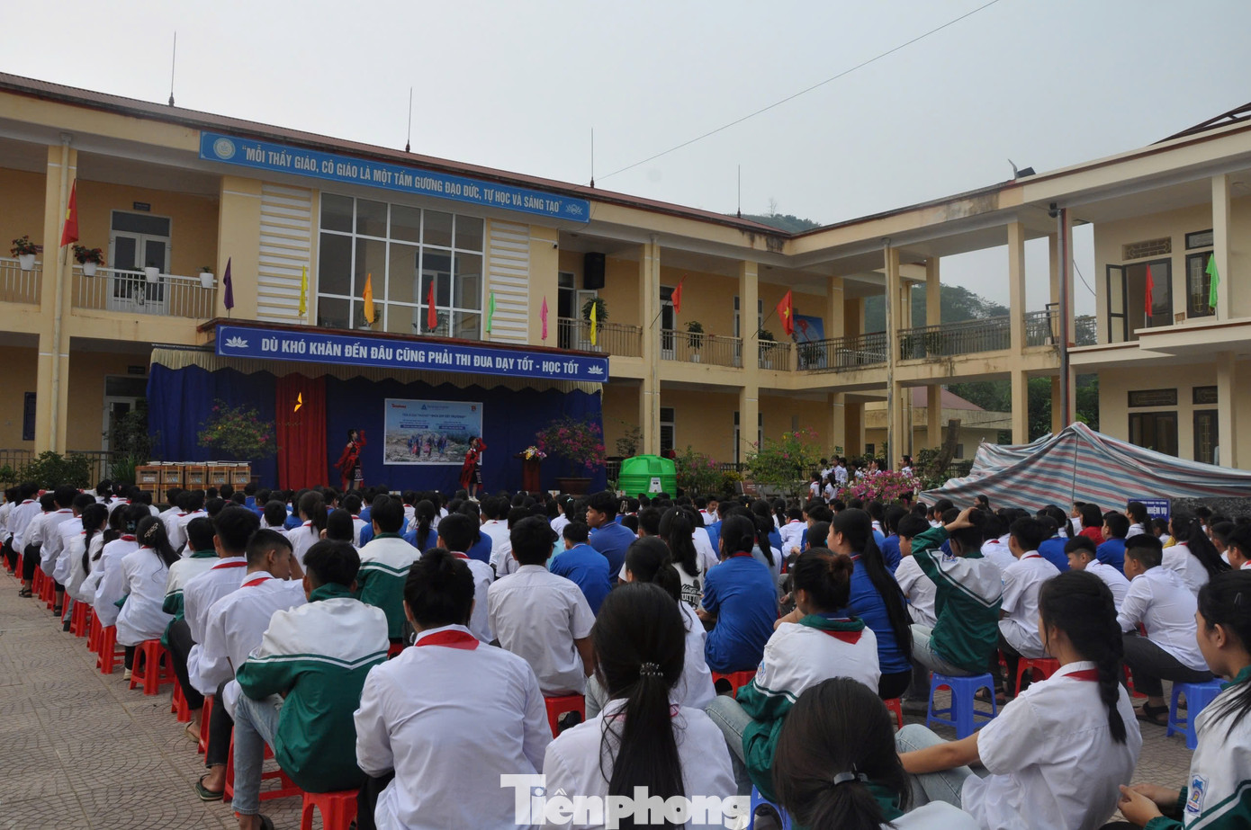 Các em học sinh đến dự buổi nhận quà hỗ trợ từ các mạnh thường quân. Các em học sinh đến dự buổi nhận quà hỗ trợ từ các mạnh thường quân.