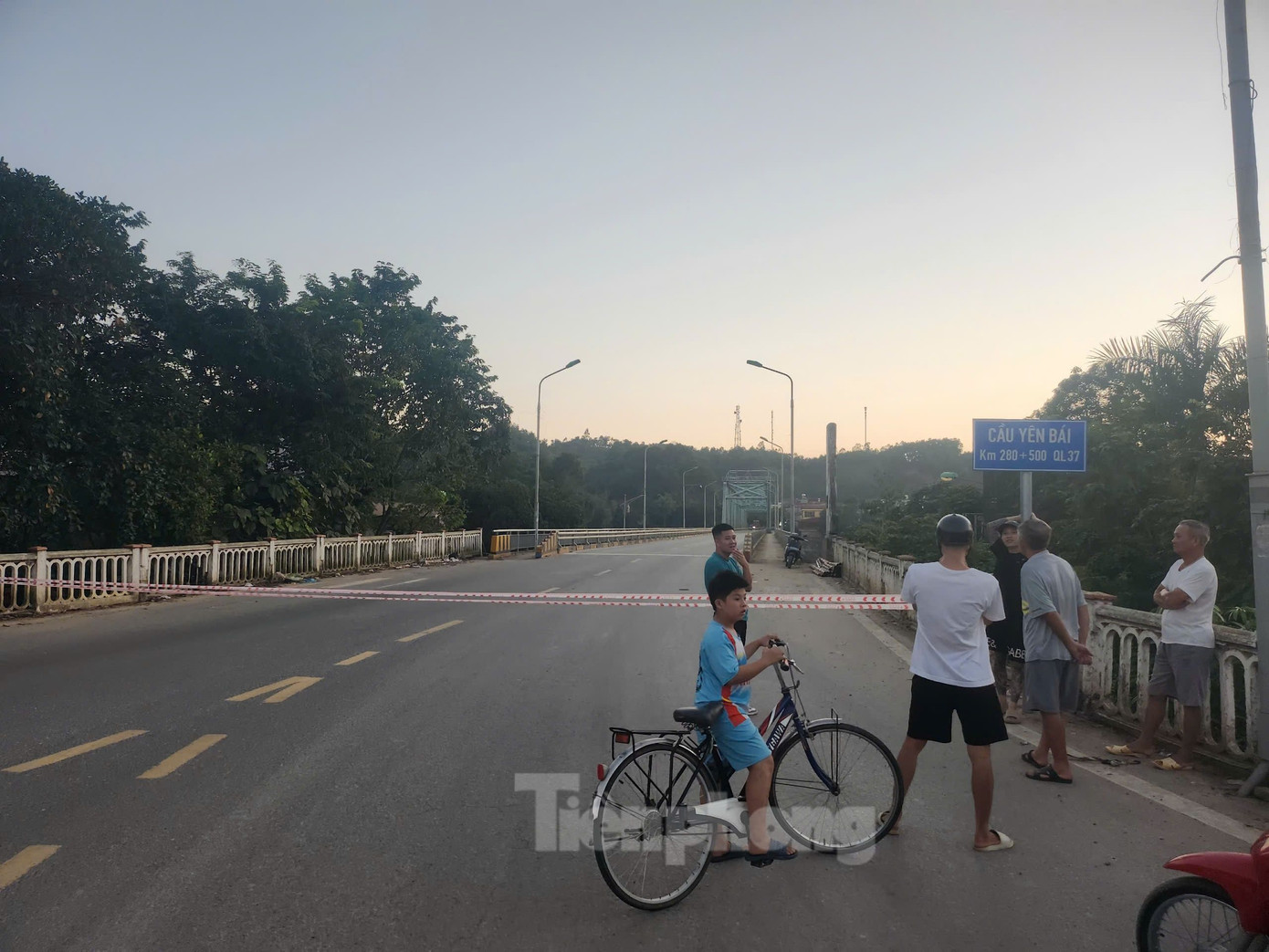 Cầu Yên Bái cấm người và phương tiện qua lại từ 17h, ngày 3/10.