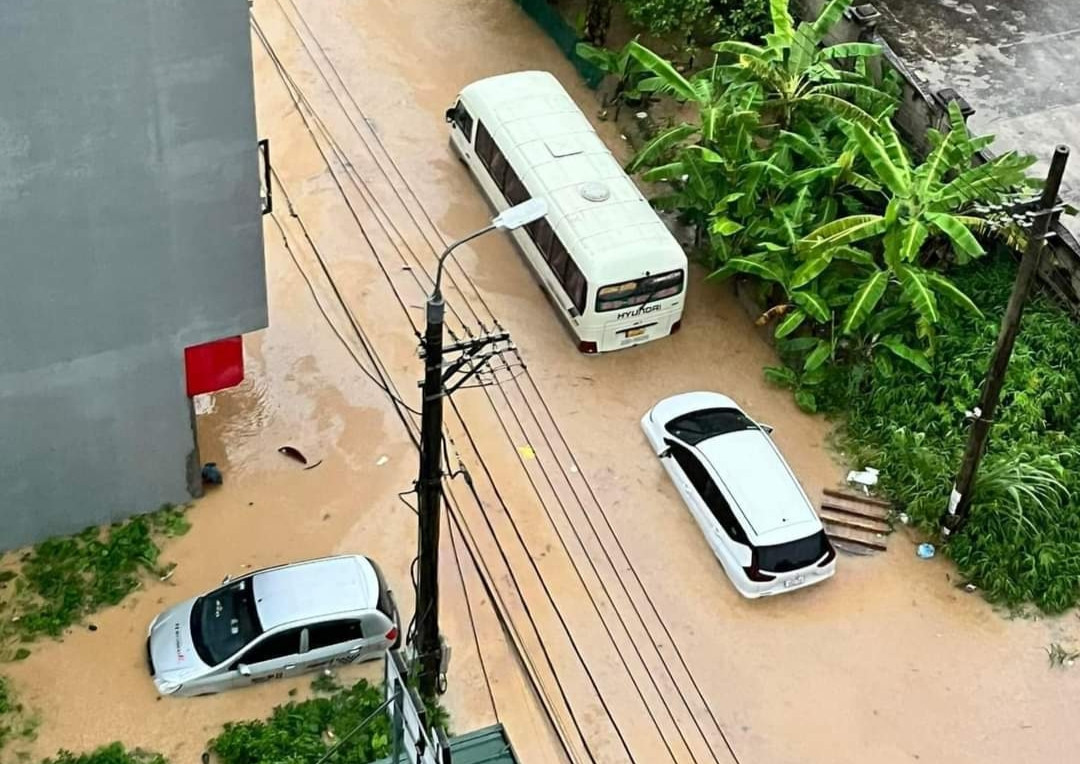 Nhiều xe ô tô bị chìm sâu trong biển nước. Nhiều xe ô tô bị chìm sâu trong biển nước.