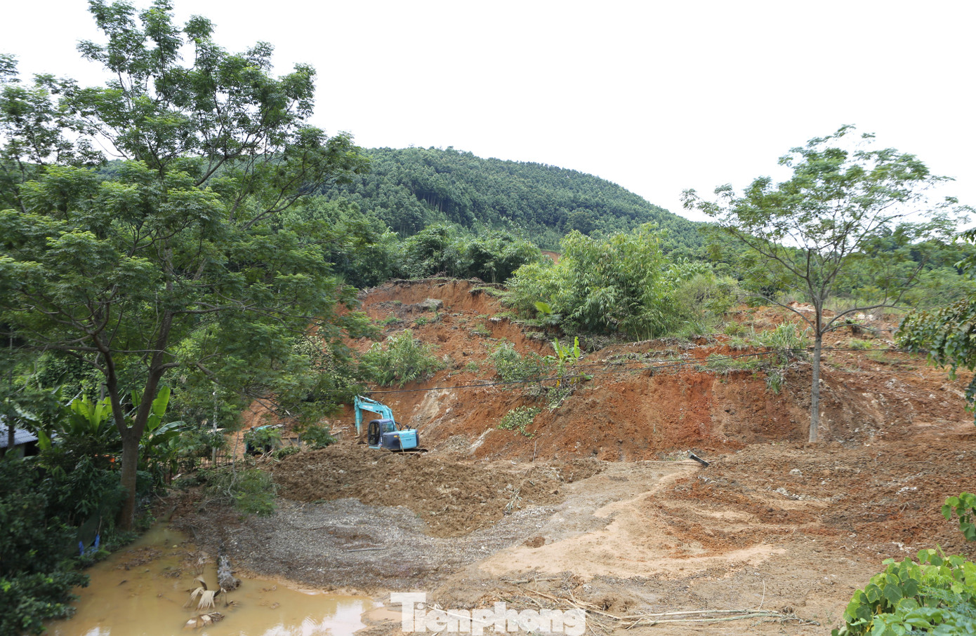 Cung sạt trượt khiến giao thông qua đường tỉnh 164 bị ách tắc. Cung sạt trượt khiến giao thông qua đường tỉnh 164 bị ách tắc.