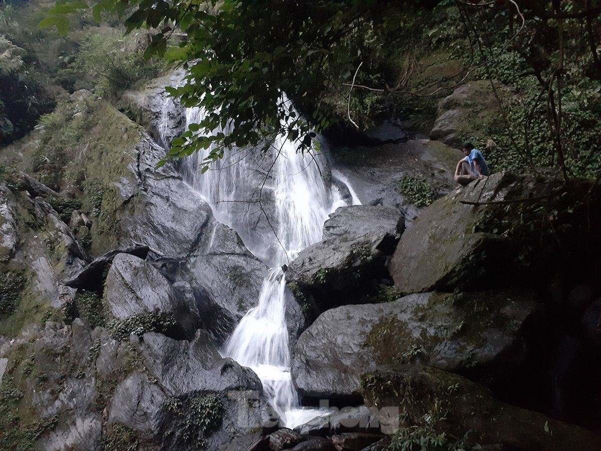 Bên cạnh đó, do địa hình bị chia cắt mạnh, khu bảo tồn có rất nhiều khe suối, nhiều hang động, thác nước đẹp như thác Bản Tát, thác Suối Tiên, hang Dơi..