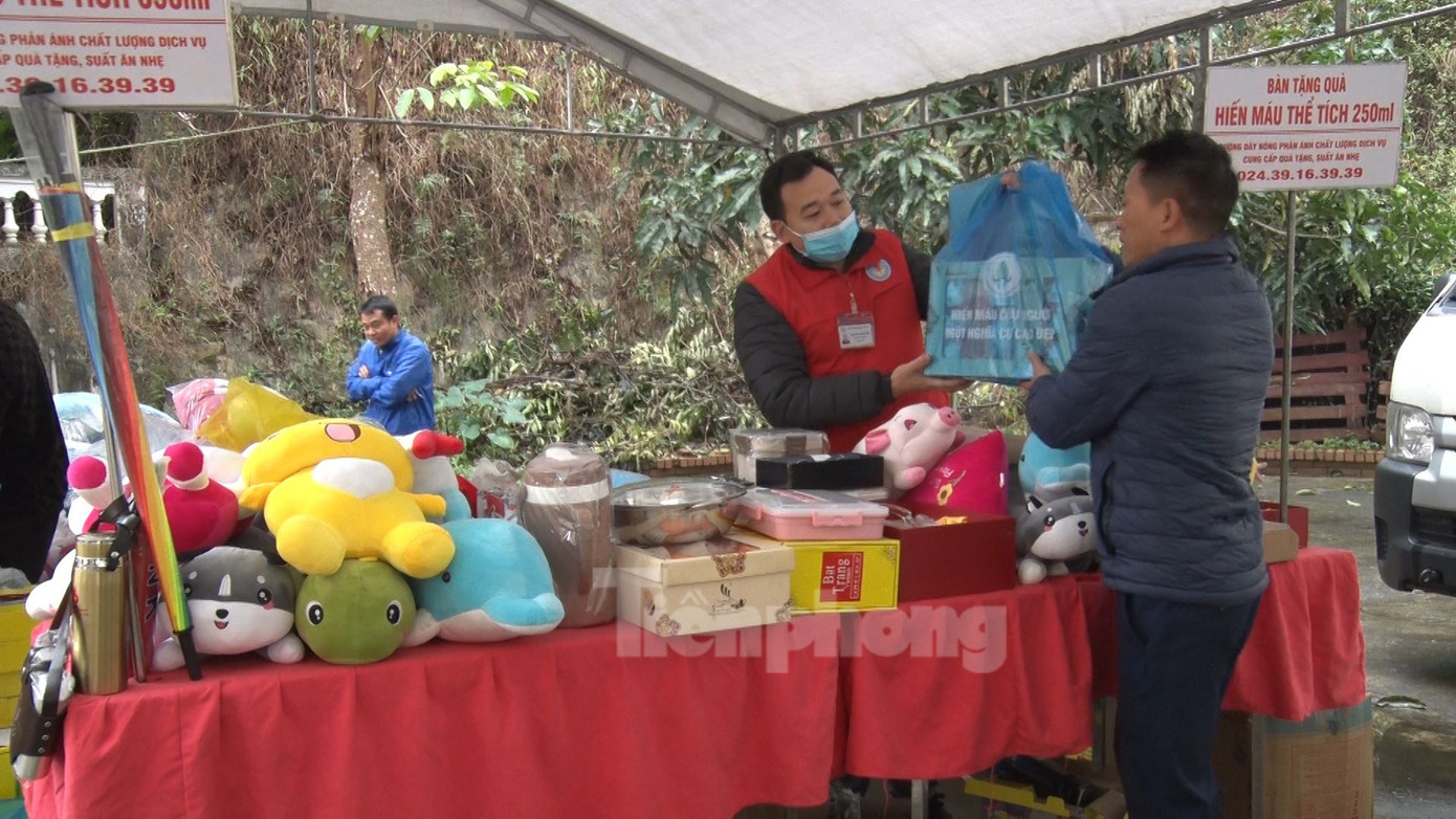 Năm nay, chương trình Chủ Nhật Đỏ - Hiến máu cứu người do báo Tiền Phong, Viện truyền máu huyết học trung ương, Tỉnh Đoàn Lào Cai, Hội chữ thập đỏ tỉnh Lào Cai và UBND huyện Văn Bàn tổ chức vào dịp đầu năm 2024, thời điểm cuối năm Quý Mão chuẩn bị đón Tết nguyên đán Giáp Thìn, hoạt động càng trở nên ý nghĩa hơn, với thông điệp khởi đầu năm mới bằng cách chia sẻ yêu thương và sức khỏe.
