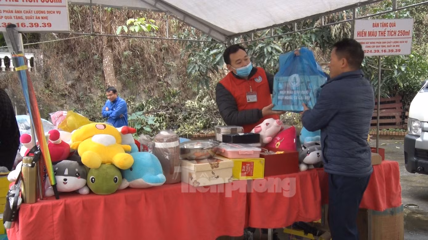 Năm nay, chương trình Chủ Nhật Đỏ - Hiến máu cứu người do báo Tiền Phong, Viện truyền máu huyết học trung ương, Tỉnh Đoàn Lào Cai, Hội chữ thập đỏ tỉnh Lào Cai và UBND huyện Văn Bàn tổ chức vào dịp đầu năm 2024, thời điểm cuối năm Quý Mão chuẩn bị đón Tết nguyên đán Giáp Thìn, hoạt động càng trở nên ý nghĩa hơn, với thông điệp khởi đầu năm mới bằng cách chia sẻ yêu thương và sức khỏe.