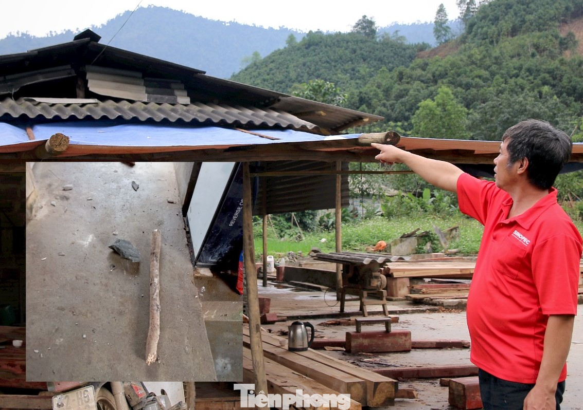 Nhiều gia đình phải trốn vào gầm giường để tránh làn "mưa đá" rơi vào nhà. Nhiều gia đình phải trốn vào gầm giường để tránh làn "mưa đá" rơi vào nhà.