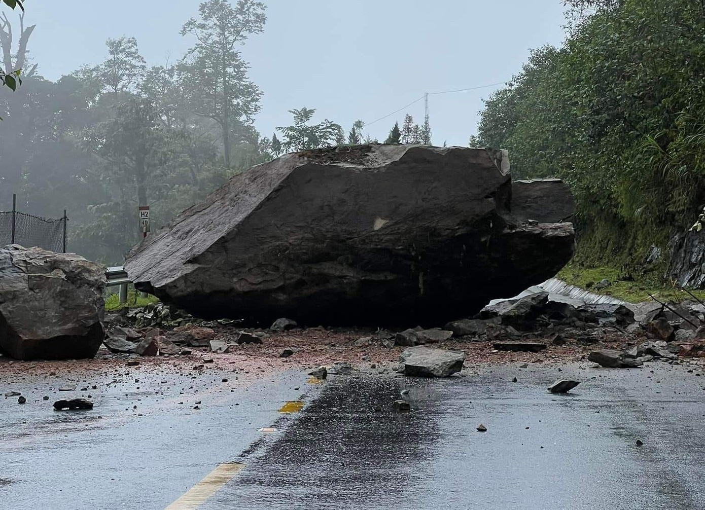 Tuyến đường tránh Sa Pa đi Lai Châu cũng bị sạt lở đá nguy hiểm.