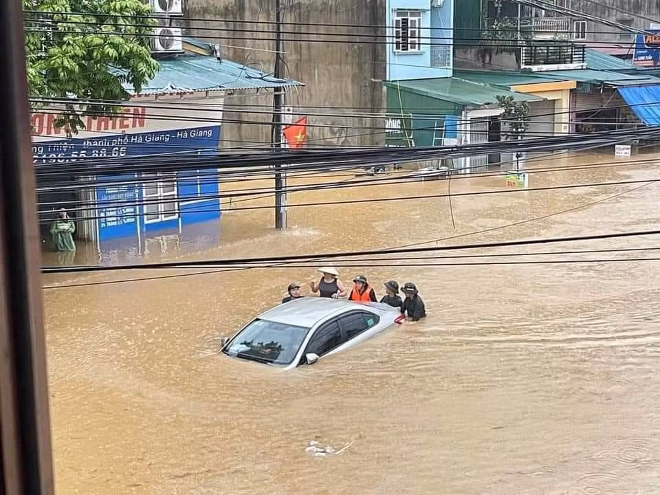 Theo báo cáo nhanh của Ban Chỉ huy Phòng chống thiên tai và Tìm kiếm cứu nạn tỉnh Hà Giang, tính đến 8h45 ngày 10/6, có 2 người bị lũ cuốn trôi là hai bố con là Lý Chàn H và con là Lý Hưng T (SN 2021) trú tại thôn Tân Thượng, xã Nậm Ty, huyện Hoàng Su Phì. Theo lãnh đạo xã Nậm Ty, huyện Hoàng Su Phì, tại thời điểm trên, hai bố con anh H và T đi thăm người thân nhà ông Lý Chiềm C. cùng thôn, trên đường về nhà đi qua khe suối tại km 26 địa thôn Tân Thượng xã Nậm Ty, huyện Hoàng Su Phì thì bị nước lũ cuốn trôi. Đến 8h sáng 10/6, thi thể hai bố con đã được tìm thấy. Theo báo cáo nhanh của Ban Chỉ huy Phòng chống thiên tai và Tìm kiếm cứu nạn tỉnh Hà Giang, tính đến 8h45 ngày 10/6, có 2 người bị lũ cuốn trôi là hai bố con là Lý Chàn H và con là Lý Hưng T (SN 2021) trú tại thôn Tân Thượng, xã Nậm Ty, huyện Hoàng Su Phì. Theo lãnh đạo xã Nậm Ty, huyện Hoàng Su Phì, tại thời điểm trên, hai bố con anh H và T đi thăm người thân nhà ông Lý Chiềm C. cùng thôn, trên đường về nhà đi qua khe suối tại km 26 địa thôn Tân Thượng xã Nậm Ty, huyện Hoàng Su Phì thì bị nước lũ cuốn trôi. Đến 8h sáng 10/6, thi thể hai bố con đã được tìm thấy.