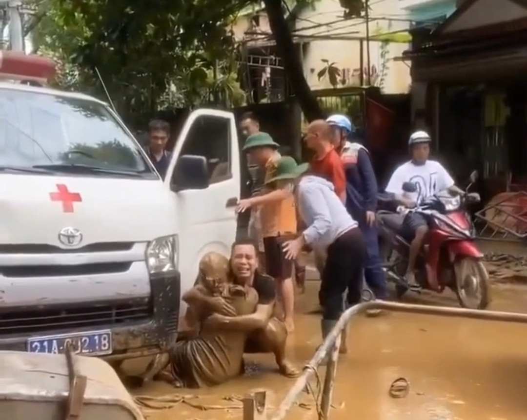 Chị E may mắn sống sót sau khi bị xe ô tô kéo lê dài gần 100m.