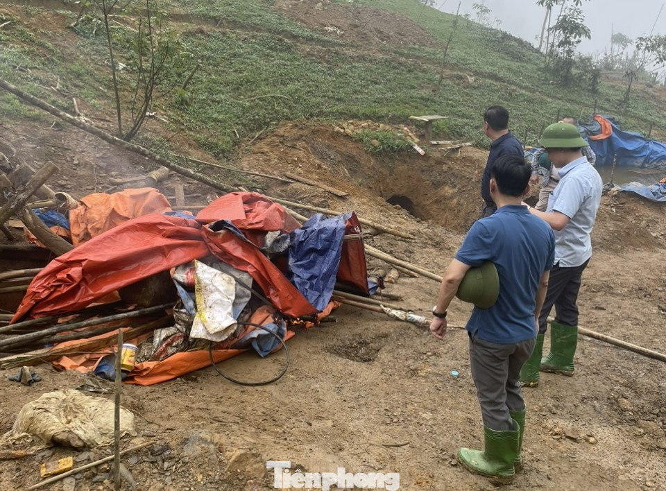 Lực lượng chức năng tiến hành tiêu hủy lán, trại và tháo dỡ toàn bộ hệ thống bể nước, dụng cụ phục vụ cho hoạt động khai thác vàng trái phép tại khu vực trên.
