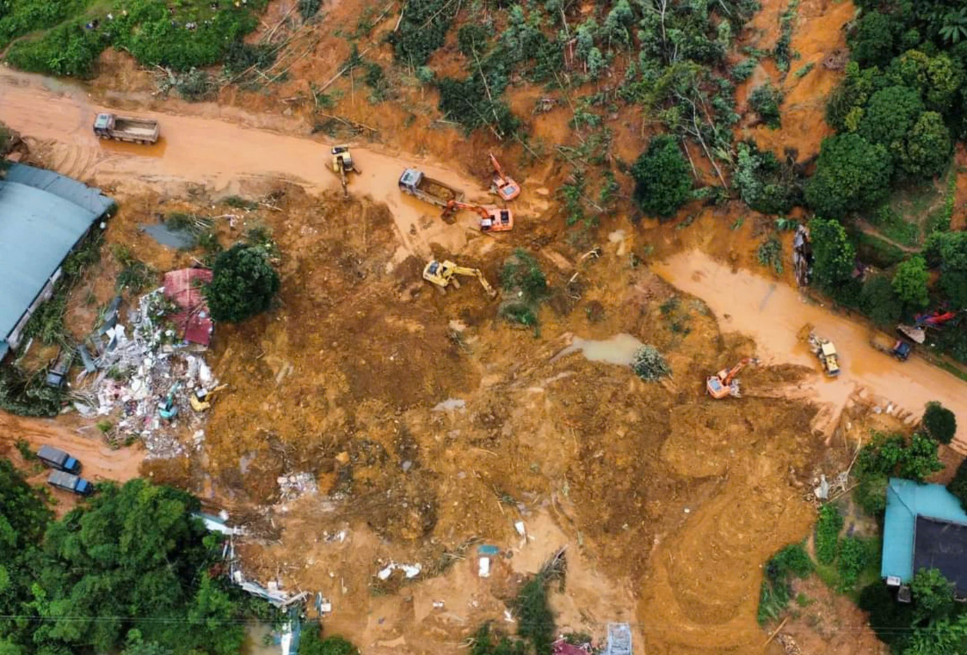 Lực lượng chức năng đang tập trung máy móc, phương tiện để sớm thông tuyến quốc lộ 2.