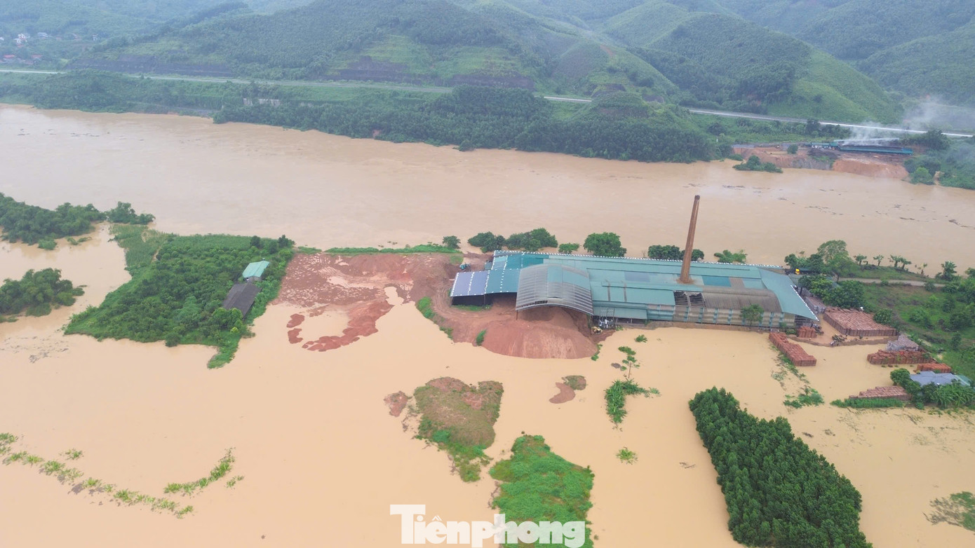 Tại các địa phương, nhiều tuyến đường giao thông nông thôn bị chia cắt do sạt lở, ngập úng không thể di chuyển, việc tiếp cận gặp nhiều khó khăn, nhiều xã, thôn bản bị cô lập hoàn toàn.