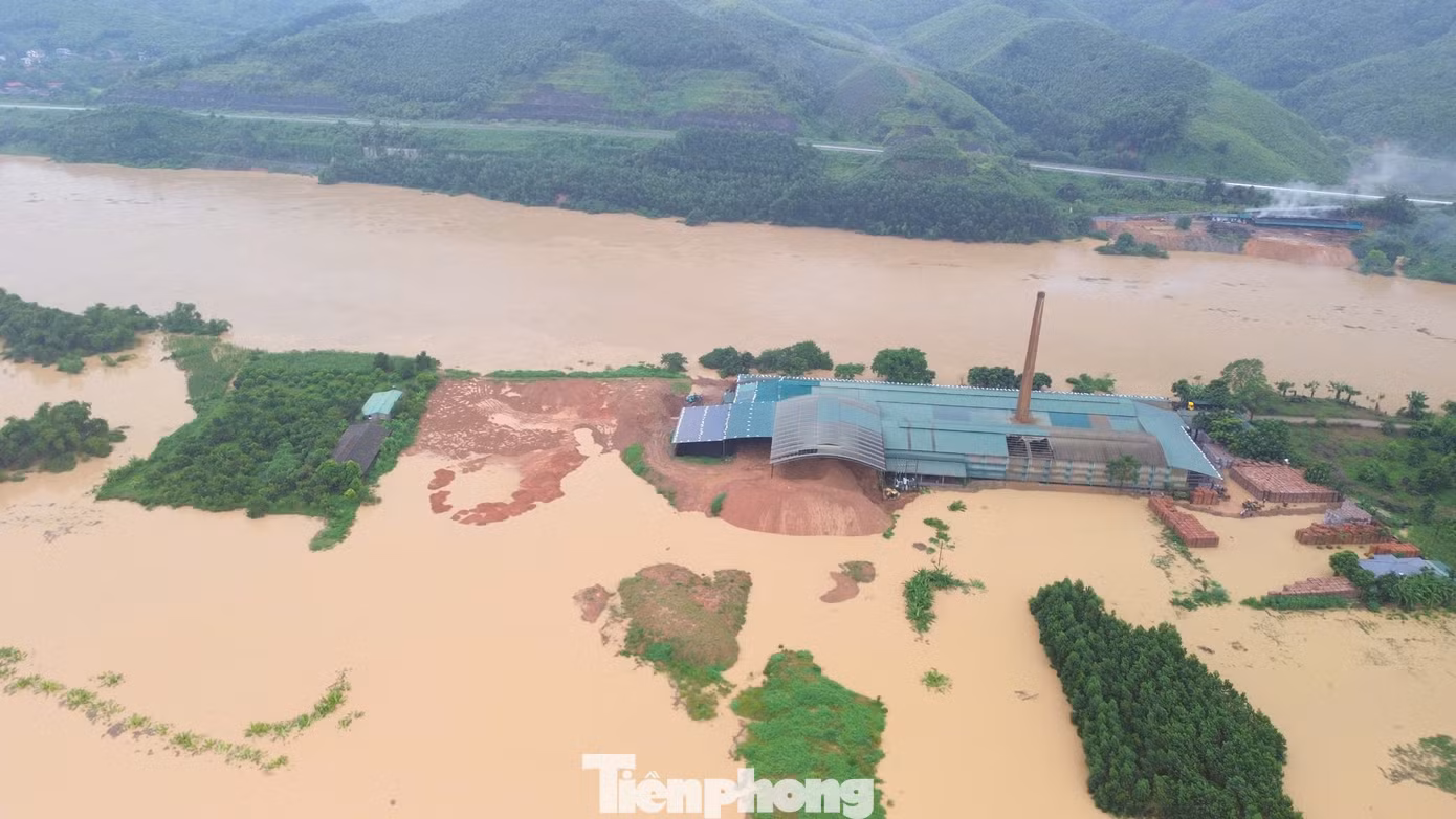 Tại các địa phương, nhiều tuyến đường giao thông nông thôn bị chia cắt do sạt lở, ngập úng không thể di chuyển, việc tiếp cận gặp nhiều khó khăn, nhiều xã, thôn bản bị cô lập hoàn toàn.
