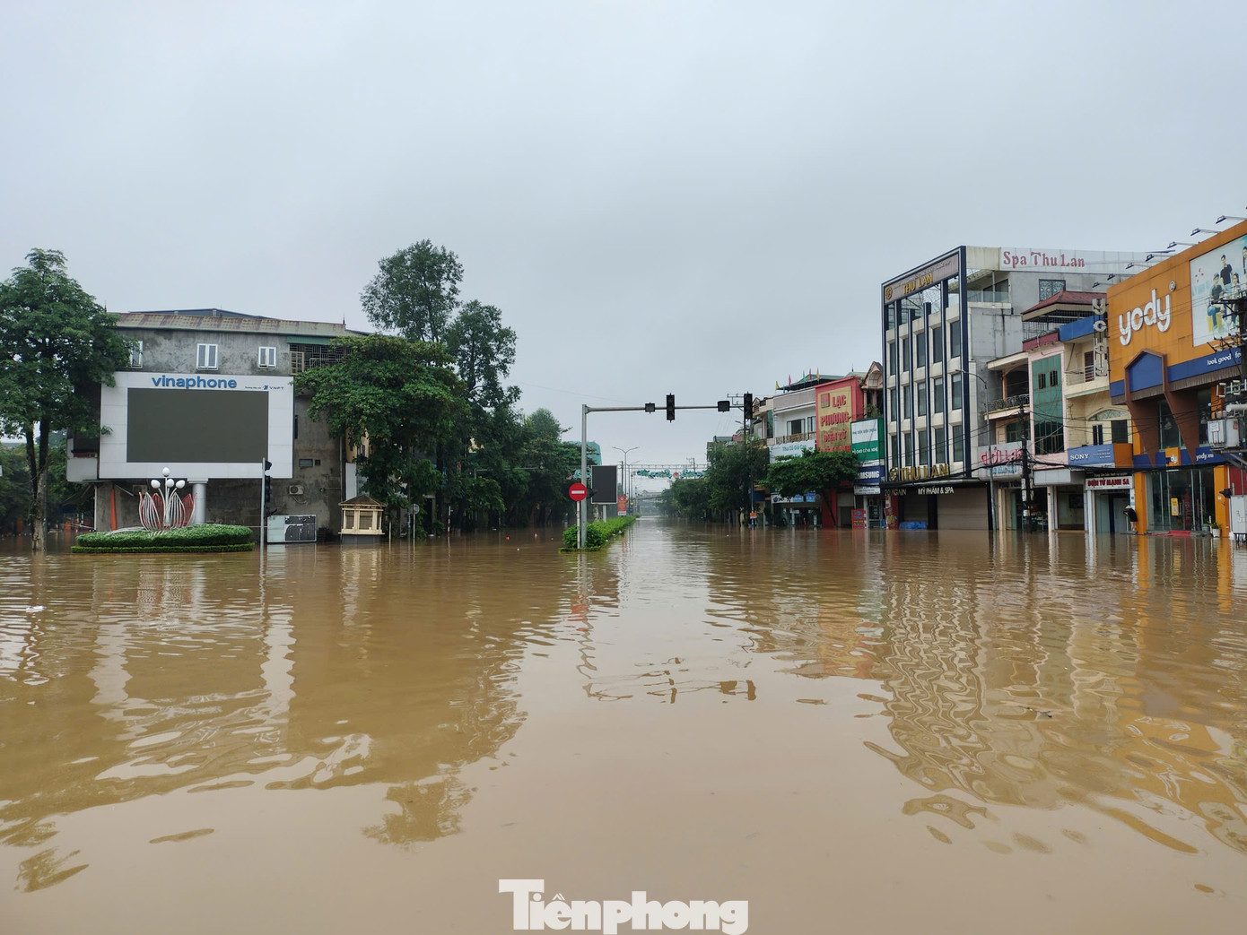 Các xã, phường của thành phố Yên Bái như: Âu Lâu, Hợp Minh, Giới Phiên, Văn Phú, Hồng Hà, Nguyễn Thái Học, Yên Ninh, Tuy Lộc, Nam Cường ngập nặng, đặc biệt các tuyến đường thuộc phường Hồng Hà, xã Tuy Lộc có nơi ngập sâu đến 4m.