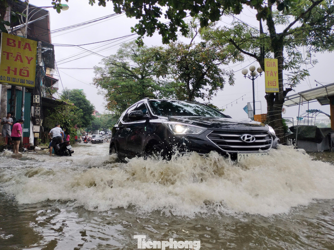 Theo thông tin từ lãnh đạo thành phố Yên Bái, hiện địa phương đã di dời hơn 3.500 hộ dân tại các xã, phường bị ngập nặng để đảm bảo an toàn.