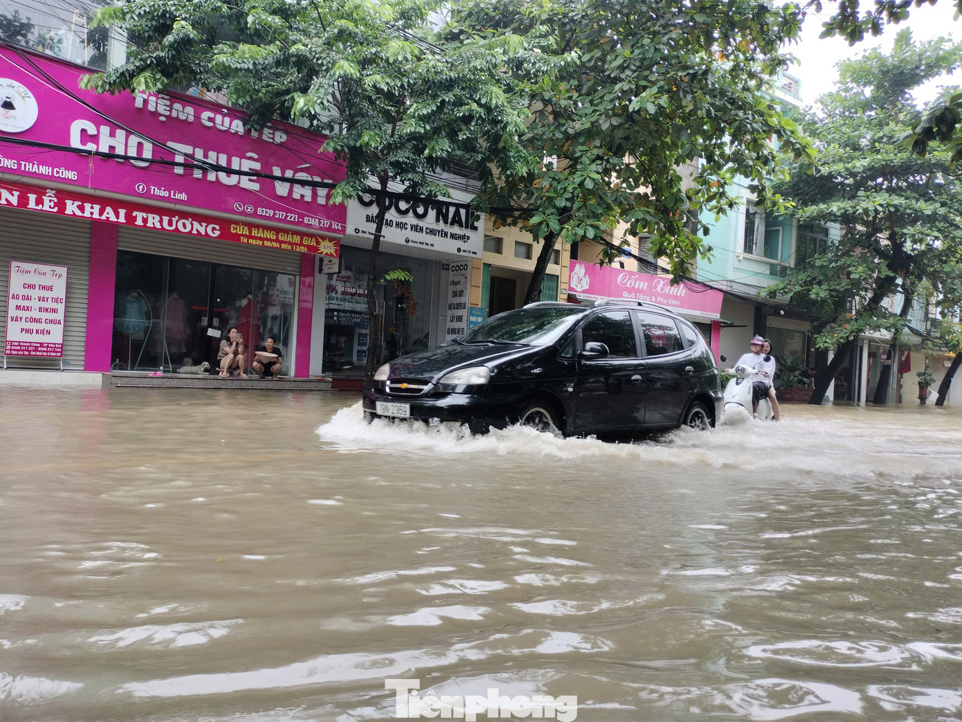 Tuyến Quốc lộ 70 từ Yên Bình đi Lục Yên cũng xuất hiện nhiều điểm sạt lở taluy, ngập úng sâu không thể lưu thông.
