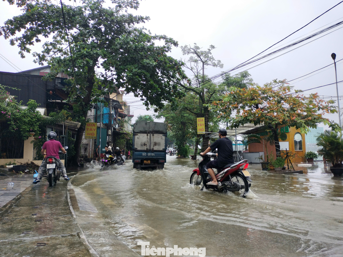 Tuyến Quốc lộ 32 xuất hiện 4 điểm sạt lở. Một số vị trí sạt lở taluy dương nhỏ, có cây đổ nhưng kích thước nhỏ không ảnh hưởng nhiều đến an toàn giao thông trên tuyến. Đường tỉnh 174 từ Nghĩa Lộ đi Trạm Tấu sạt lở nhiều điểm khiến giao thông chia cắt, Đường tỉnh 175B và đường Sơn Thịnh đi Suối Giàng, huyện Văn Chấn xuất hiện gần 20 điểm sạt lở.
