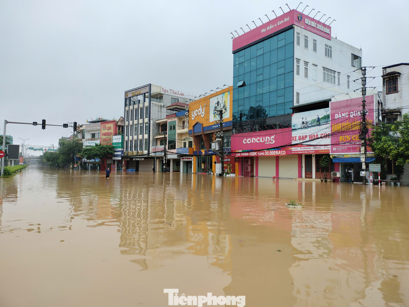 Các xã, phường của thành phố Yên Bái như: Âu Lâu, Hợp Minh, Giới Phiên, Văn Phú, Hồng Hà, Nguyễn Thái Học, Yên Ninh, Tuy Lộc, Nam Cường ngập nặng, đặc biệt các tuyến đường thuộc phường Hồng Hà, xã Tuy Lộc có nơi ngập sâu đến 4m.
