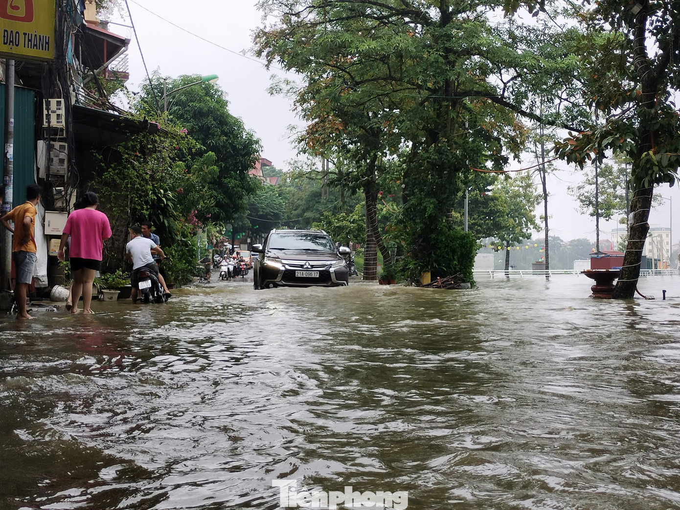 Ngập úng khiến giao thông bị tắc nghẽn tại các tuyến đường: Thanh Niên, Nguyễn Thái Học, Đường qua khu vực Chợ, Ga Yên Bái, đường Trần Hưng Đạo thuộc phường Hồng Hà cùng nhiều tuyến đường khác tại phường Nguyễn Thái Học, xã Tuy Lộc, Giới Phiên…