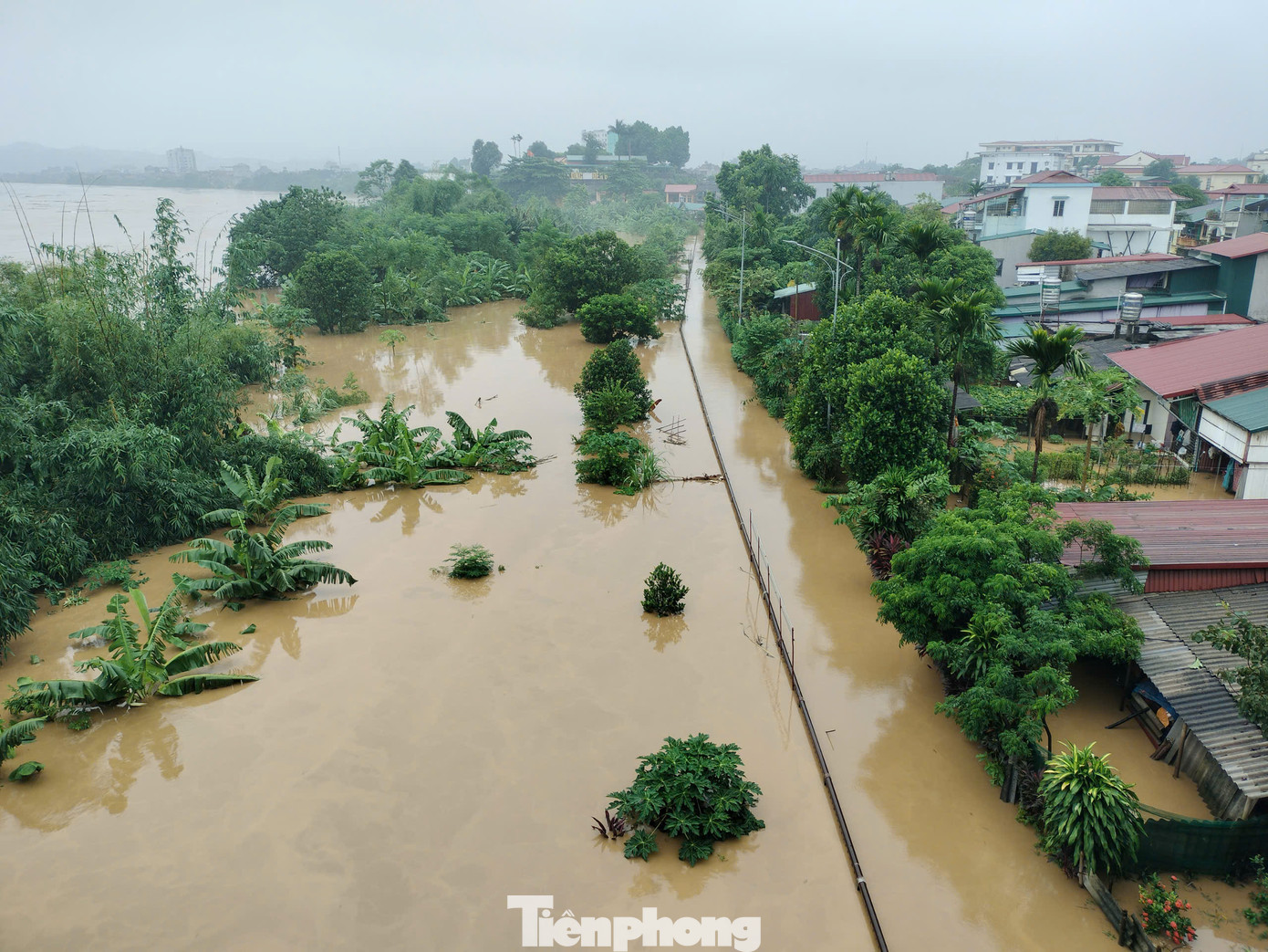 Tại thành phố Yên Bái, do ảnh hưởng của mực nước sông Hồng dâng cao, từ chiều ngày 8/9 đến sáng 9/9, nhiều tuyến phố tại các phường, xã giáp bờ sông đã chìm trong biển nước.