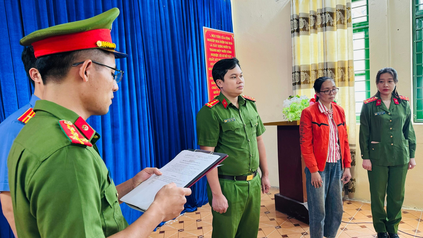 Cơ quan Cảnh sát điều tra thi hành lệnh khởi tố bị can, bắt bị can để tạm giam đối với Phạm Thị Mai (áo cam). Ảnh: Thanh Tuấn.