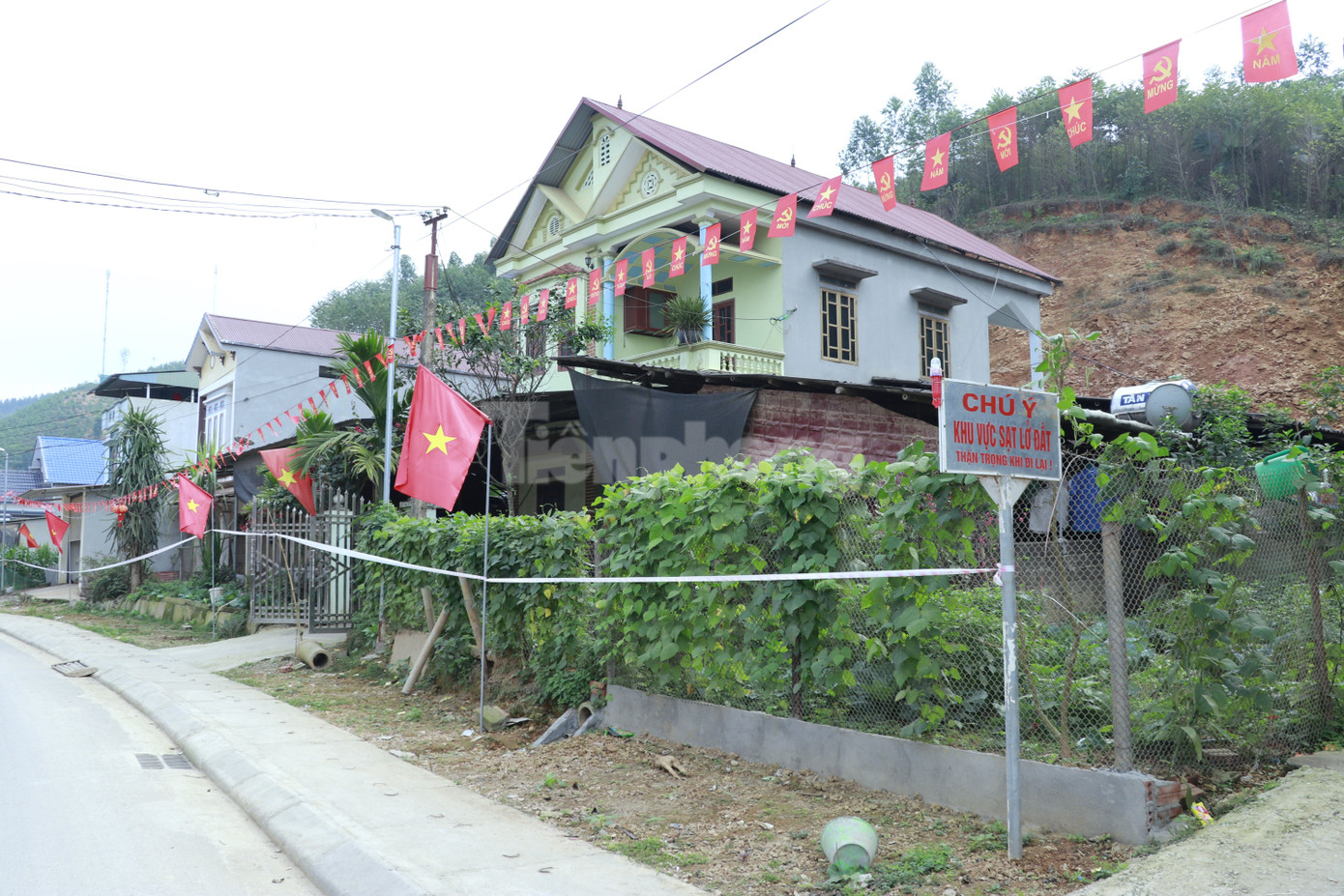 Ngay đầu thôn Trung Tâm, chính quyền địa phương để biển cảnh bảo "khu vực sạt lở đất, cẩn trọng khi đi lại", căng dây an toàn dài hàng trăm mét đối với gần chục ngôi nhà sinh sống dưới chân taluy.