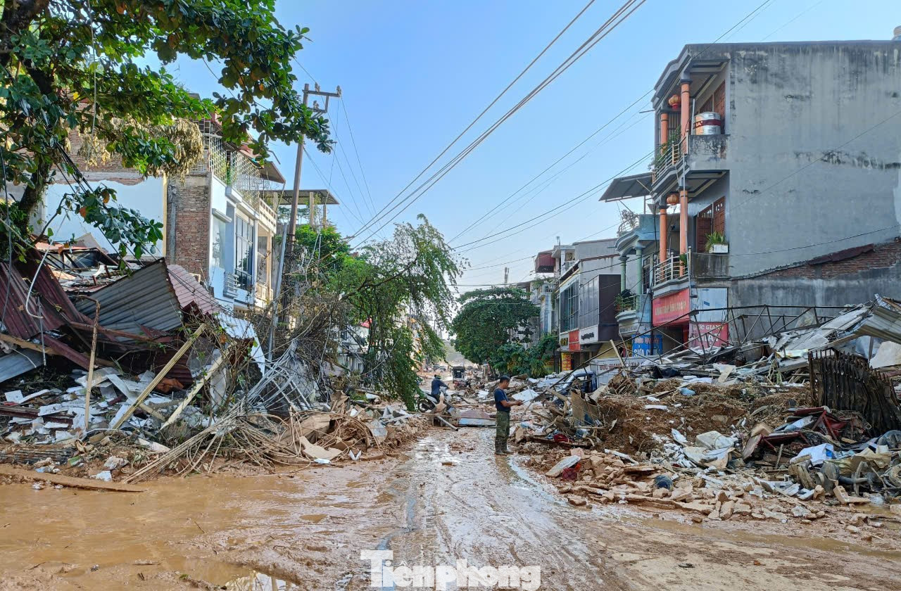 Tại khu vực km2, đường Điện Biên, phường Yên Ninh, thành phố Yên Bái, đây là hiện trường vụ sạt lở khiến 2 người tử vong ngày 9/9 vừa qua.