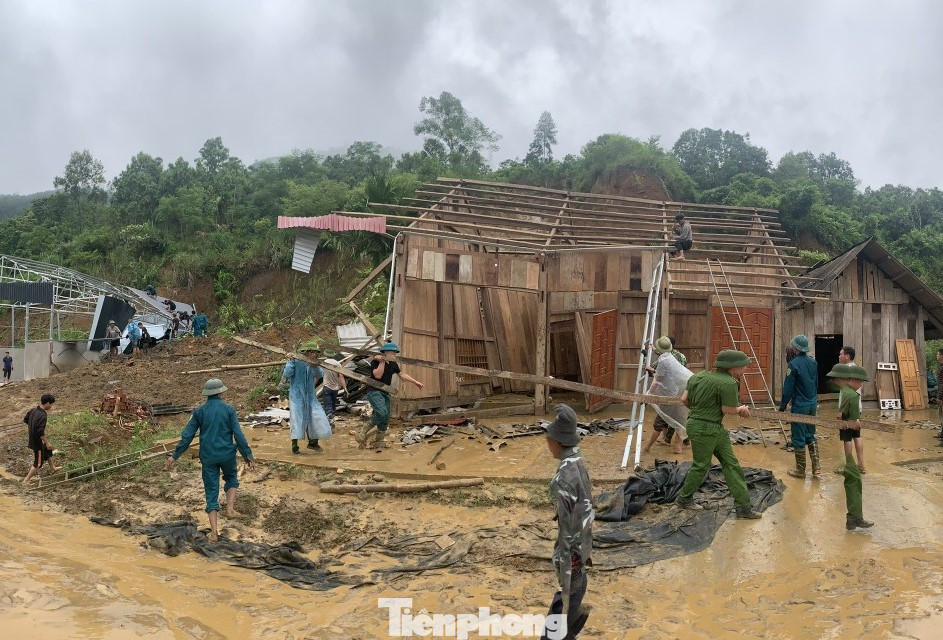 Lực lượng chức năng các địa phương khẩn trương hỗ trợ, giúp đỡ những hộ gia đình có nhà cửa bị hư hỏng do ảnh hưởng của mưa lũ.