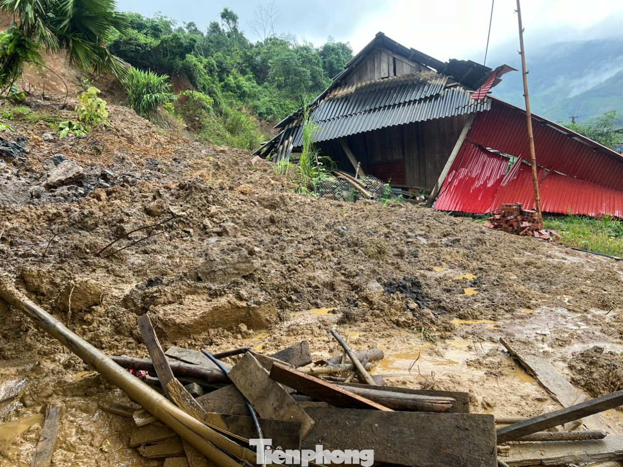 Mưa lớn kéo dài khiến 2 ngôi nhà tại huyện Văn Yên, tỉnh Yên Bái bị hư hỏng hoàn toàn.