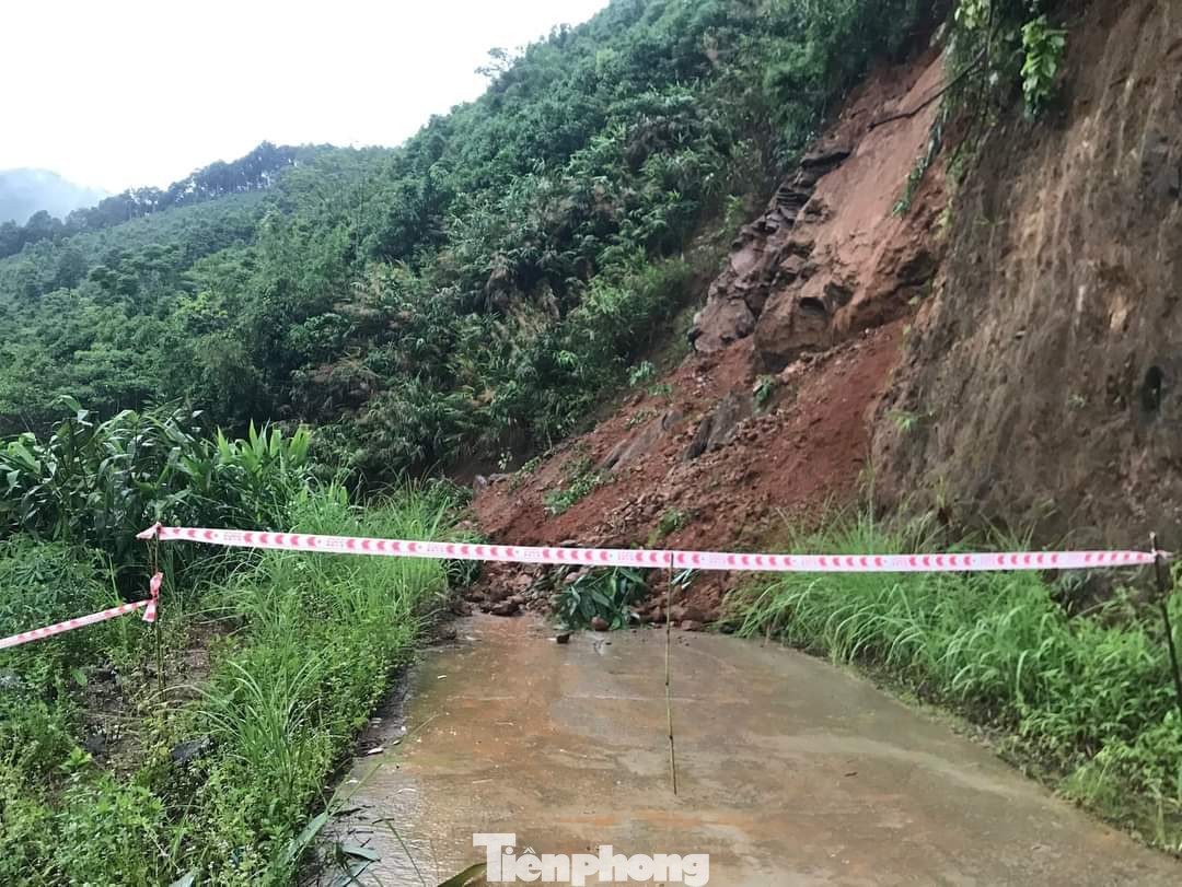Nhiều tuyến đường giao thông trên địa bàn huyện Trấn Yên, Văn Yên bị chia cắt do sạt lở.
